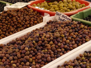 Gemischte Oliven auf dem Wochenmarkt