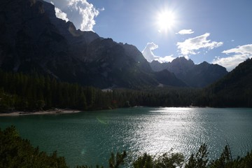 Fototapeta na wymiar Sole - Lago di Braies - Trentino