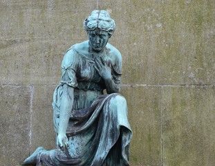 Statue, Frau,knieend