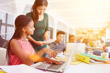 E-Learning Training am Computer im Büro