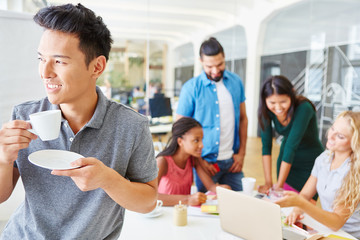 Studenten als Gründer arbeiten zusammen