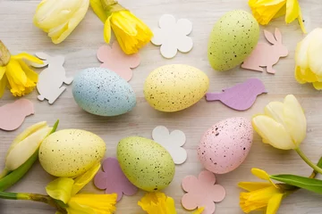Gardinen Oster- und Frühlingsdekoration, Blumen und Eier. © gitusik