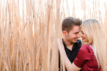 Verliebtes Paar im Strohfeld