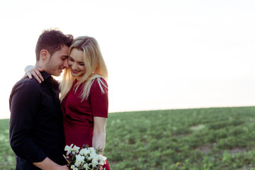 Verliebtes Paar in der Natur mit Blumenstrauß