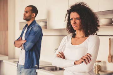 Obraz premium Afro American couple in kitchen