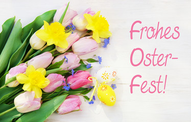 Ostern, Frohes Osterfest! Osterkarte mit Schrift, Tulpen, Narzissen, Vergissmeinnicht und Ostereiern