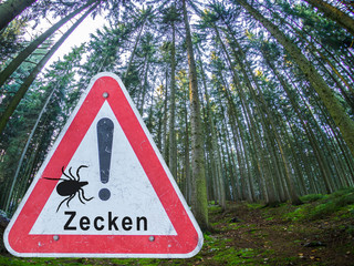 Achtung Zecken Schild Wald