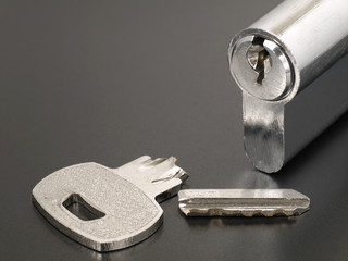 Pin tumbler of cylinder lock internal mechanism and broken key with copy space