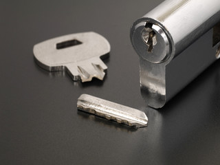 Pin tumbler of cylinder lock internal mechanism and broken key