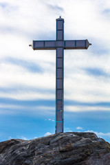 Una cruz con el cielo de fondo