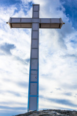 Una cruz con el cielo de fondo