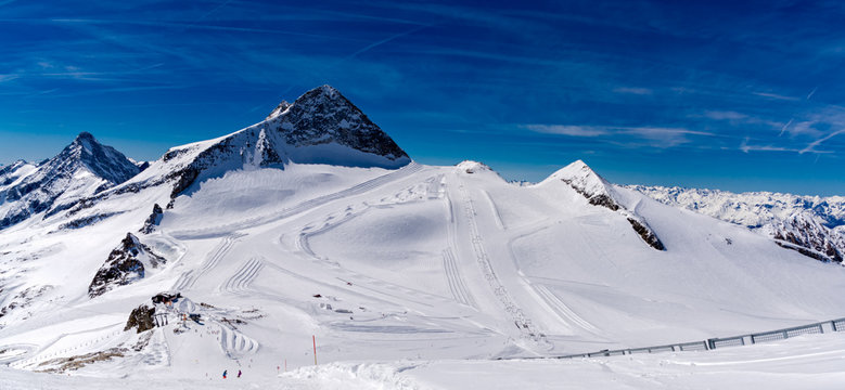 Panoramaansicht Skigebiet Hintertux Gletscher in den Zillertaler Alpen, Österreich