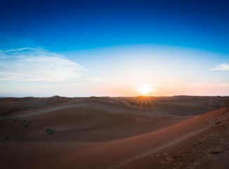 Fototapeta na wymiar Dubai, Wüste, Sonnenuntergang Blauerhimmel