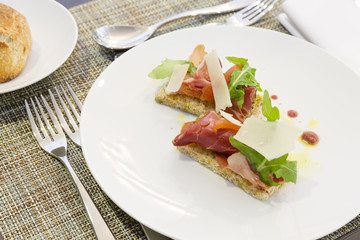 Bruschetta de jambon serrano, tomate, parmesan