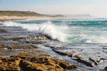 Wellen brechen auf den Felsen und Riffe an der Korallenküste, rollende Welle schlägt auf den Felsen, offshore Western australiens, Indischer ozean, Westküste Australiens