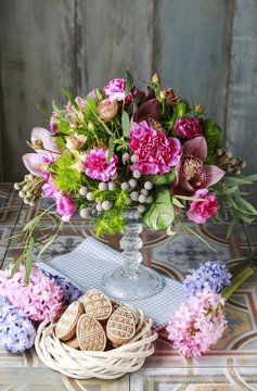 Easter gingerbread cookies and floral arrangement