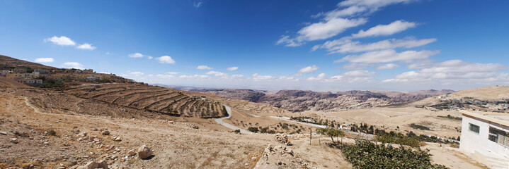 Giordania, 03/10/2013: il paesaggio giordano visto dalle colline di Petra, la città archeologica...