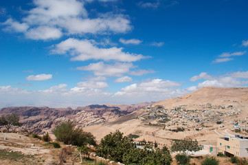 Fototapeta na wymiar Giordania, 03/10/2013: il paesaggio giordano visto dalle colline di Petra, la città archeologica famosa in tutto il mondo per la sua architettura scavata nella roccia