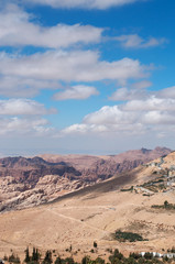 Fototapeta na wymiar Giordania, 03/10/2013: il paesaggio giordano visto dalle colline di Petra, la città archeologica famosa in tutto il mondo per la sua architettura scavata nella roccia