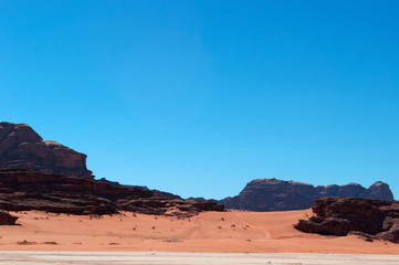 Fototapeta na wymiar Giordania, 2013/03/10: il paesaggio giordano e il deserto del Wadi Rum, la Valle della Luna simile al pianeta Marte, una valle scavata nella pietra arenaria e nelle rocce di granito