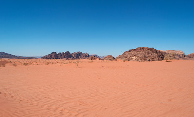 Plakat Giordania, 2013/03/10: il paesaggio giordano e il deserto del Wadi Rum, la Valle della Luna simile al pianeta Marte, una valle scavata nella pietra arenaria e nelle rocce di granito