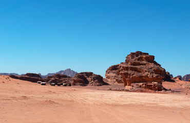 Giordania, 2013/03/10: il paesaggio giordano e il deserto del Wadi Rum, la Valle della Luna simile al pianeta Marte, una valle scavata nella pietra arenaria e nelle rocce di granito