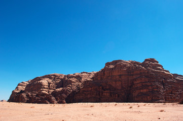 Fototapeta na wymiar Giordania, 2013/03/10: il paesaggio giordano e il deserto del Wadi Rum, la Valle della Luna simile al pianeta Marte, una valle scavata nella pietra arenaria e nelle rocce di granito