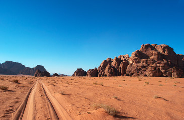 Giordania, 2013/03/10: tracce di 4x4 nel deserto del Wadi Rum, la Valle della Luna simile al pianeta Marte, una valle scavata nella pietra arenaria e nelle rocce di granito
