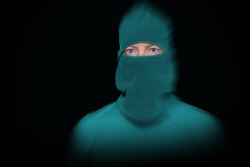 Einbrecher mit grüner Maske