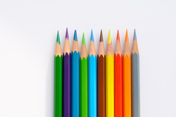 Farbstifte auf weissem Hintergrund