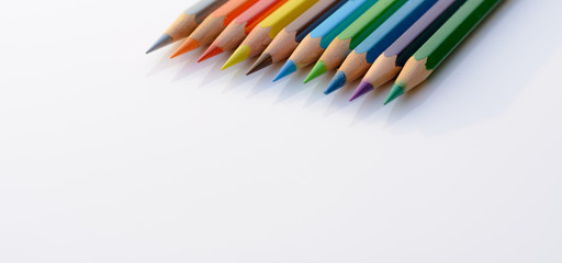 Farbige Buntstifte, Farbstifte isoliert auf Hintergrund