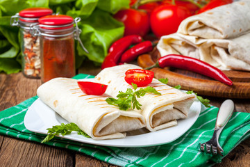 Burritos filled wiht minced meat, bean and vegetables.