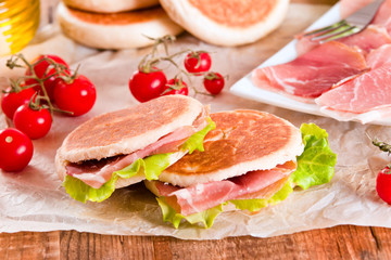 Tigella bread stuffed with ham and lettuce. 