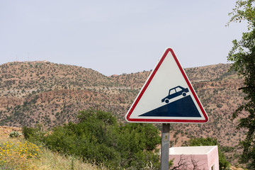 Panneau attention descente dangereuse