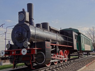 Fototapeta premium Ретро паровоз с зелёным вагоном