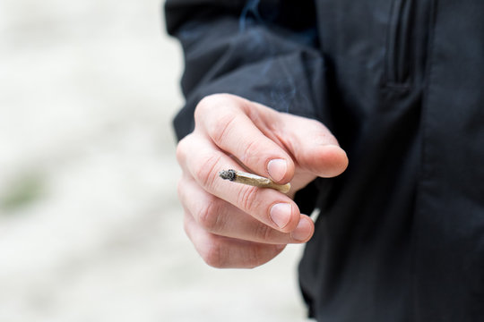 Mano che regge una sigaretta