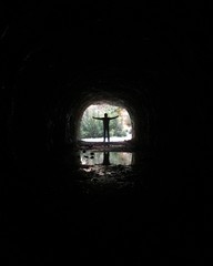 uomo luce in fondo al tunnel