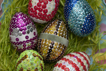 Viele bunte selbst dekorierte Ostereier