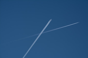 kondensstreifen vom flugzeugen am himmel kreuzen