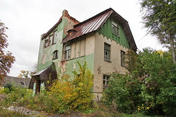 Fototapeta na wymiar Abandoned green mansion on the territory of the estate of Olgino 