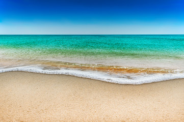 Fototapeta na wymiar Blue sea and white sand beach in blue sky