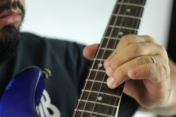 tocando acordes na guitarra