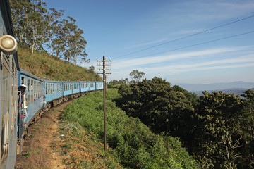Zugfahrt im Hochland von Sri Lanka