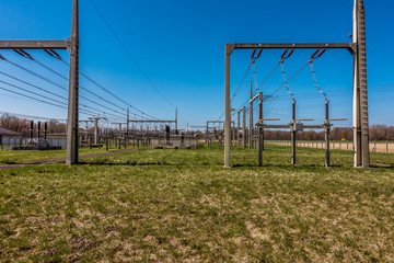 Fototapeta premium Umspannwerk mit Transformatoren zur Weiterverteilung von Hochspannung zur Energieversorgung