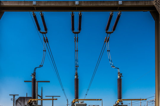 Trafos in einem Umspannwerk zur Weiterverteilung von Hochspannung zur Energieversorgung