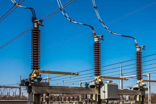 Gro&szlig;e Trafospulen in einem Umspannwerk zur Weiterverteilung von Hochspannung zur Energieversorgung