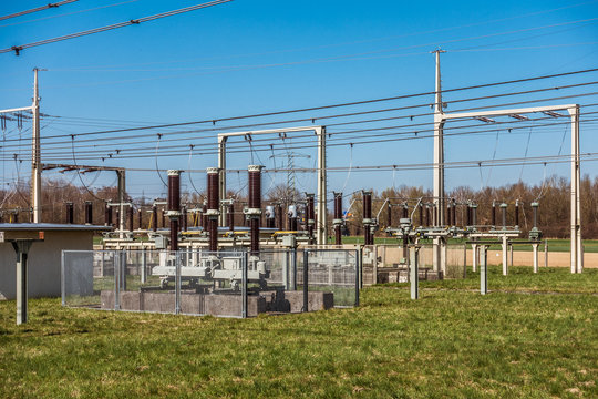 Trafos in einer Trafostation zur Weiterverteilung von Hochspannung zur Energieversorgung