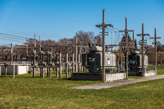 Schaltanlage mit Trafos zur Weiterverteilung von Hochspannung zur Energieversorgung
