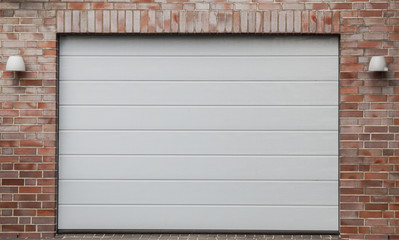 Garage mit einem weißen Tor