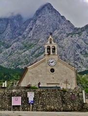 Fototapeta na wymiar Kirche vor Felsen in Kroatien